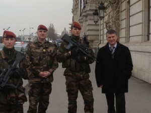 Philippe FOLLIOT en compagnie du Chef de Corps du 8 et d'une patrouille Vigipirate