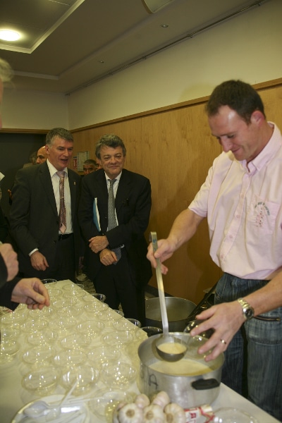 Jean-Louis BORLOO découvrant la soupe à l'ail rose de Lautrec