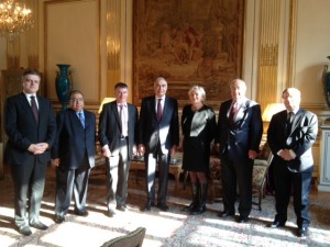 Monsieur Philippe FOLLIOT, entouré de Monsieur Mohamed Kamel Ali Amr, Ministre des Affaires Etrangères égyptiennes, de Monsieur Mohamed Moustafa Kamal, ambassadeur d’Egypte en Franc, et de  Madame Catherine MORIN-DESSAILLY, Présidente du groupe d’amitié France/Egypte au Sénat