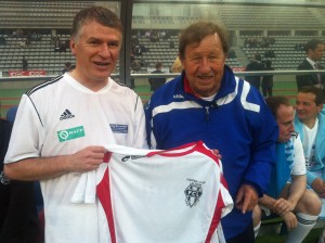 Philippe FOLLIOT a présenté à Guy ROUX le maillot reçu samedi dernier à l'occasion du 80ème anniversaire du Football Club Lacaunais