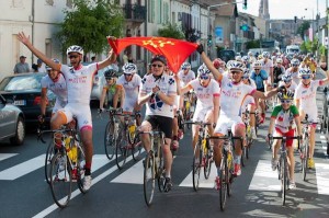 Philippe FOLLIOT entouré des jeunes du "Tour de fête" lors de l'arrivée d'étape à Albi