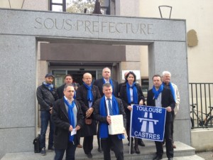 Philippe FOLLIOT et une délégation de chefs d'entreprises, de socio-professionnels et de représentants syndicats devant la Sous-Préfecture de Castres