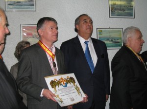 Philippe FÔLLIOT nouvellement adoubé à l’Académie des Arts, des lettres et des Sciences de Languedoc, au côté de S.E. M.  Federico Renjifo VELEZ,  Ambassadeur de Colombie, président de la soirée.  