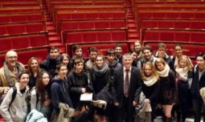 Les élèves de seconde du lycée Barral, avec Philippe FOLLIOT, dans l'hémicycle.