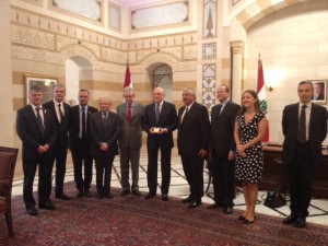 Philippe FOLLIOT et la délégation parlementaire au Liban en compagnie du Premier ministre libanais, Monsieur Tammam SALAM (au centre).