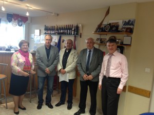 Philippe FOLLIOT et Gisèle DEDIEU en compagnie des maires de Cambounes, de Roquecourbe et d'Escroux lors des portes ouvertes de la permanence parlementaire de Castres.