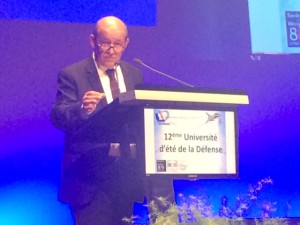 Yves le Drian aux universites de la Défense