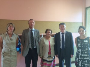 Philippe FOLLIOT et Gisèle DEDIEU, au côté du corps enseignant de l'école de Saint-Juéry