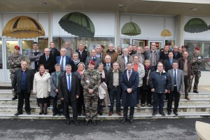 Philippe FOLLIOT, à gauche du Chef de Corps, entouré d'élus du département