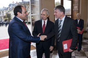 Philippe FOLLIOT saluant le Président égyptien en présence de Claude BARTOLONE