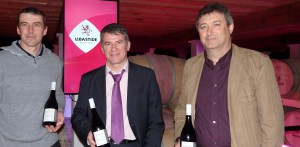 Philippe FOLLIOT en compagnie de Monsieur Alain FONVIEILLE, Président de la cave de Labastide, et de Monsieur Sébastien FERAL, vigneron à Cunac