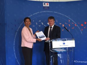 Philippe FOLLIOT aux côtés de Madame George PAU-LANGEVIN, Ministre des Outre-mer, suite à la remise de son rapport sur "Clipperton, île de La Passion"