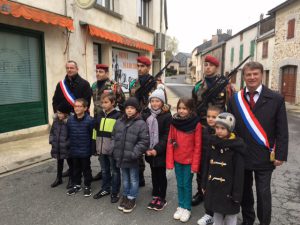 Philippe FOLLIOT entouré de jeunes écoliers, de Monsieur le Maire et de soldats à Saint-Pierre de Trivisy