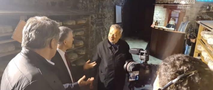 Visite de la laiterie Fabre avec Périco Legasse et l’équipe de « Manger c’est voter » Visite de la laiterie Fabre avec Périco Legasse et l’équipe de « Manger c’est voter »
